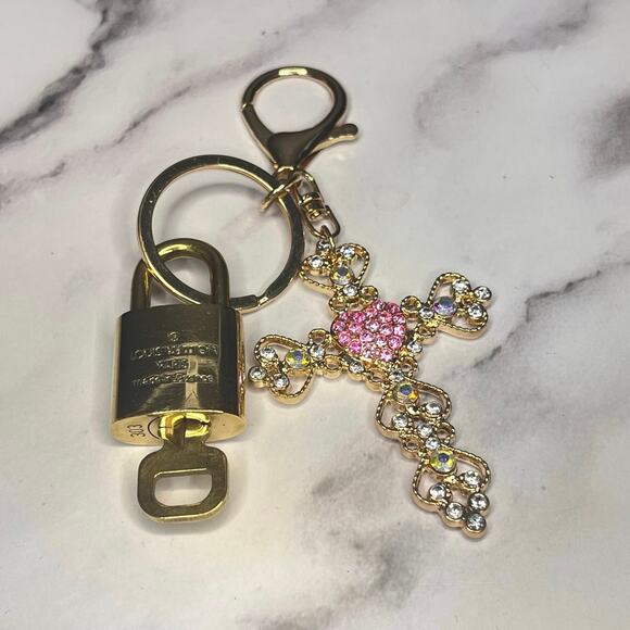Louis Vuitton Lock & Key Set #303 w/ a Gold-Tone Pink Cross Charm Keychain - Picture 2 of 4